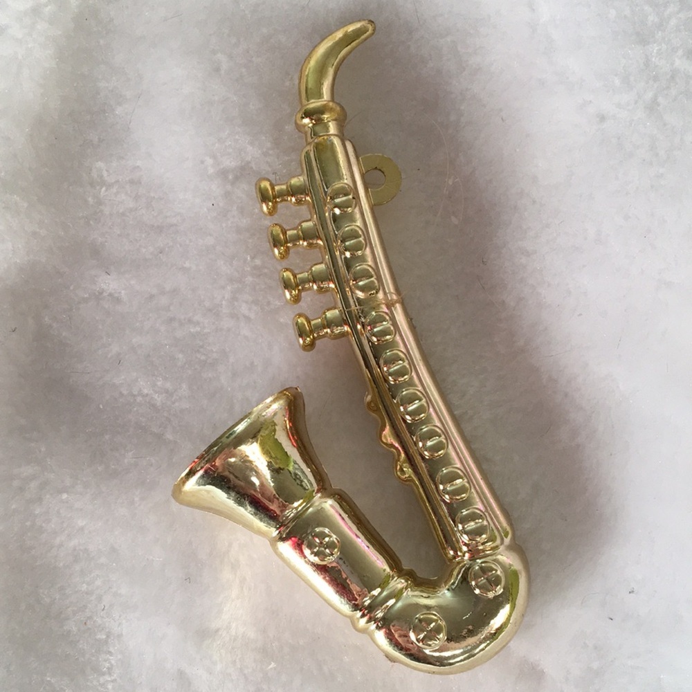 Elegant Gold Saxophone Brooch